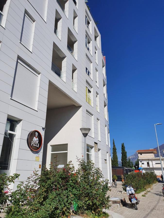 Rovena'S Apartment - Free Parking Tirana Exterior foto